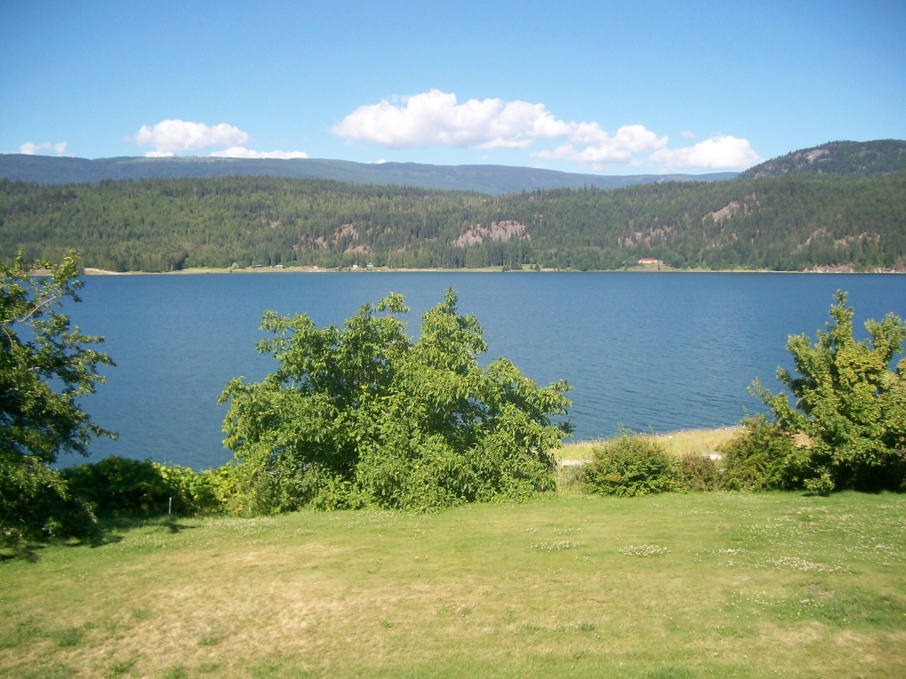Private cottage with Sandy Beach on Arrow Lake