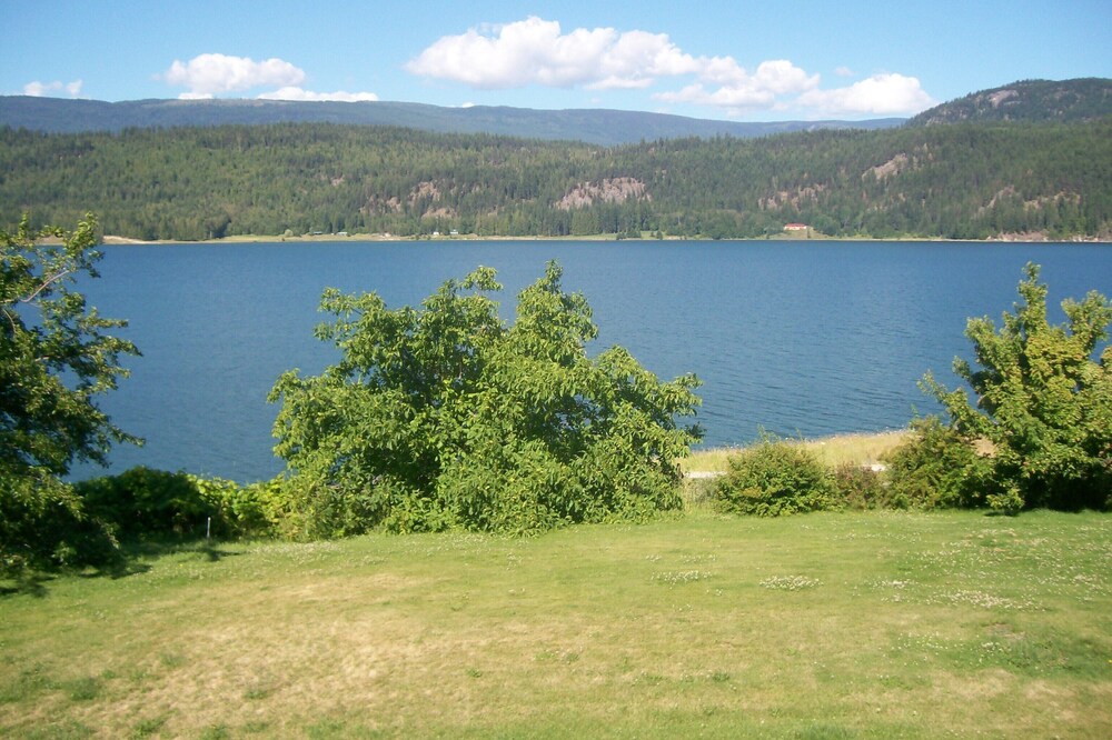 Private cottage with Sandy Beach on Arrow Lake