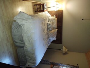 Room - Cabin built for two!!  A cozy space designed to compliment the details. (Mountain City)