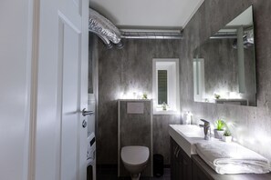 Deluxe Apartment, 3 Bedrooms, 2 Bathrooms | Bathroom