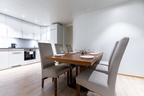 Apartamento Deluxe, 3 habitaciones, 2 baños | Servicio de comidas en la habitación