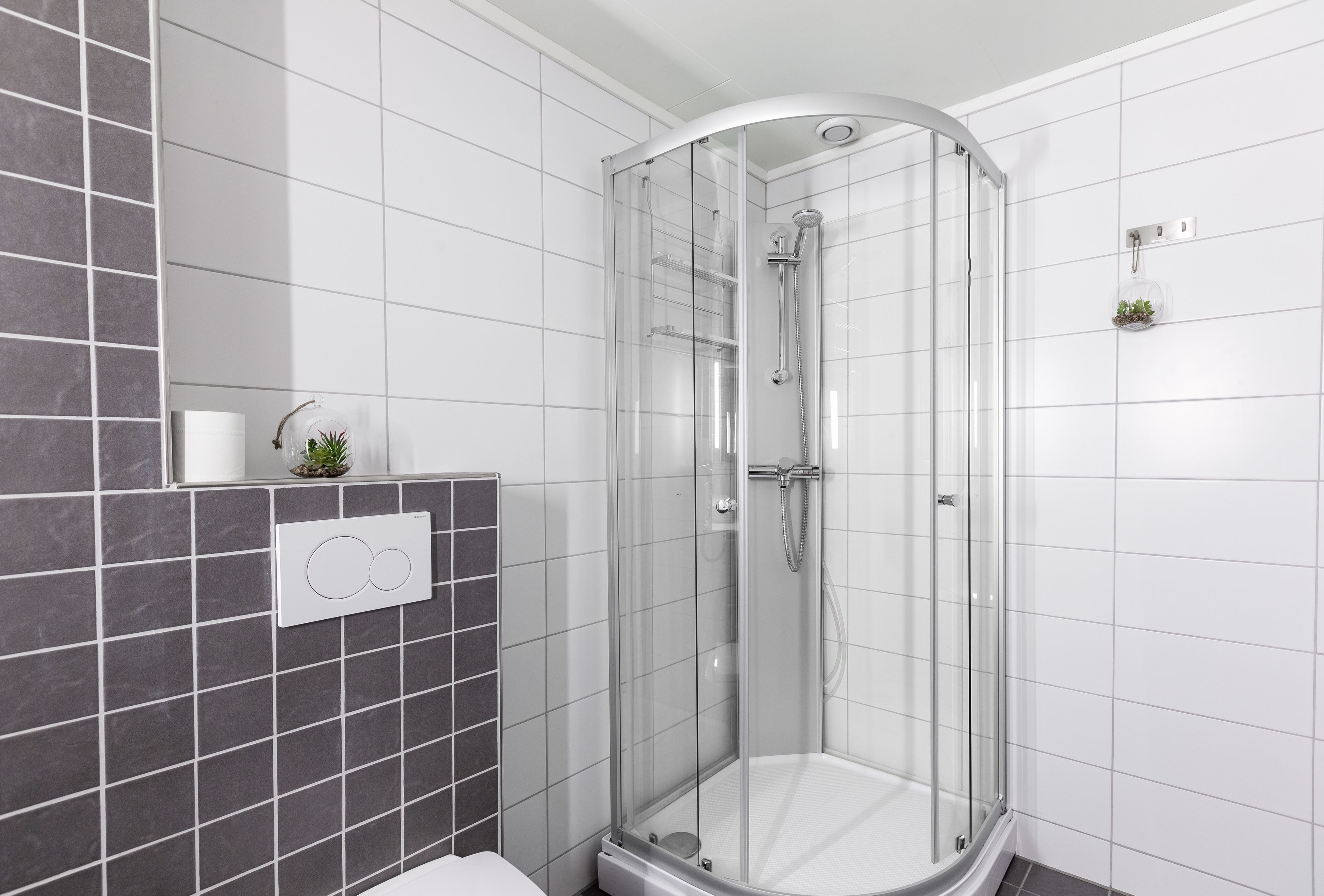 Deluxe Apartment, 3 Bedrooms, 2 Bathrooms | Bathroom shower