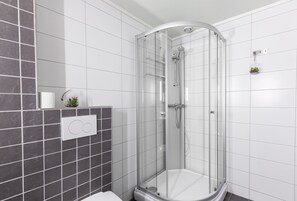 Deluxe-lejlighed - 3 soveværelser - 2 badeværelser | Bruser på badeværelset