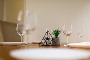 Apartamento Deluxe, 3 habitaciones, 2 baños | Servicio de comidas en la habitación