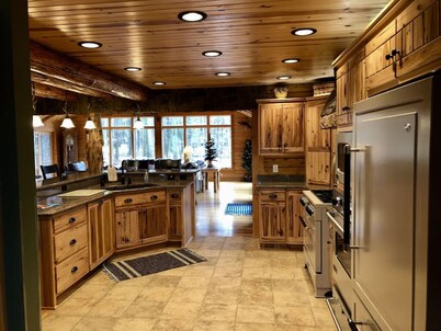 Beautiful Log Cabin nestled in the woods of Amish Country. Relax in our hot tub!