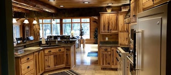 Beautiful Log Cabin nestled in the woods of Amish Country. Relax in our hot tub!