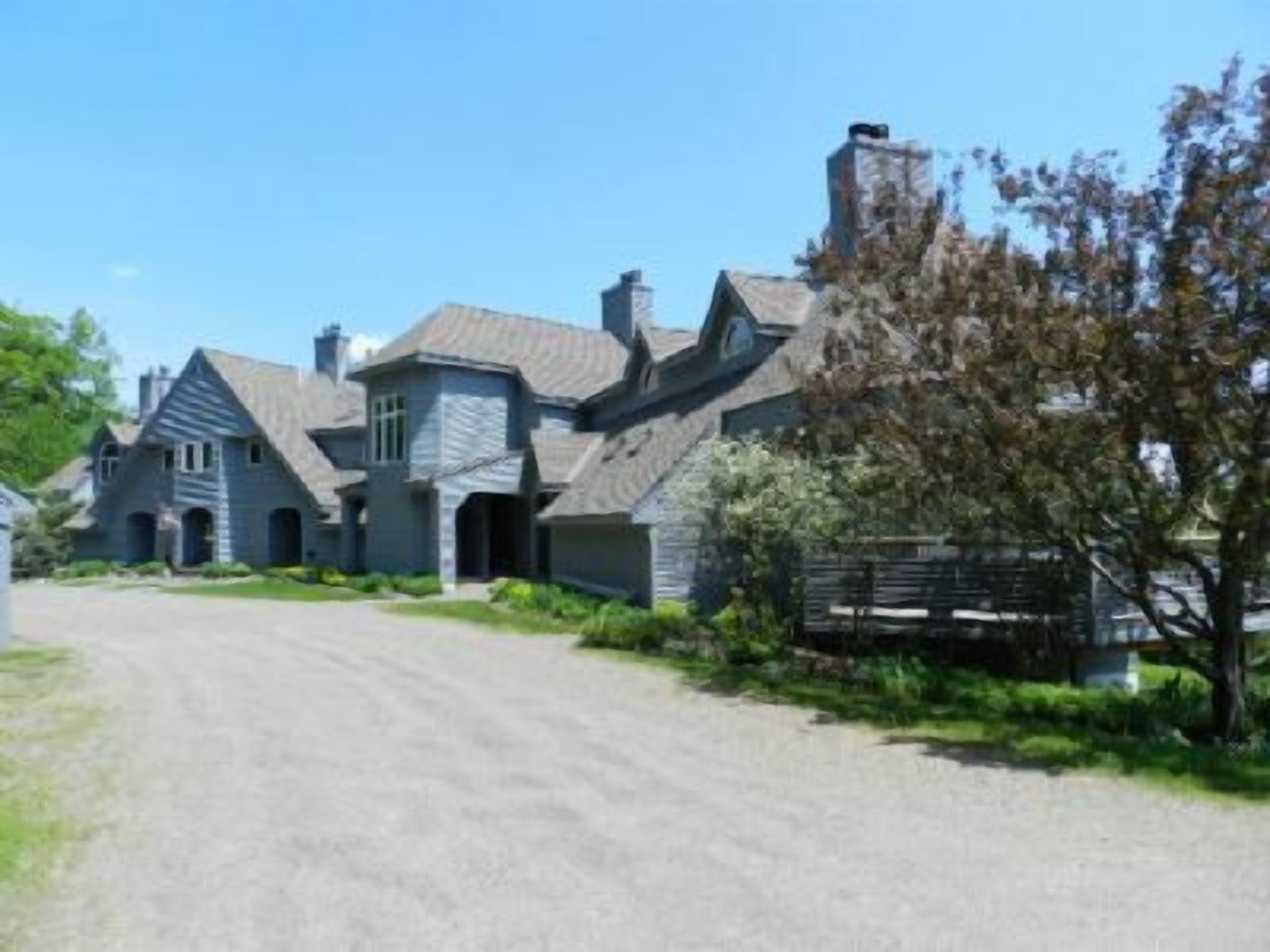 Beautiful Mountainside 2 Bedroom 2 Bath Condominium 