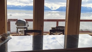 Una cocina con una isla grande y vistas a un lago y montañas.