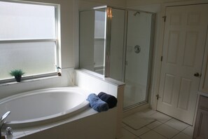 Badewanne, Haartrockner, Handtücher