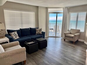 Smart TV, fireplace, DVD player, ping pong