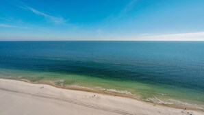 Una playa con aguas cristalinas y una orilla arenosa.