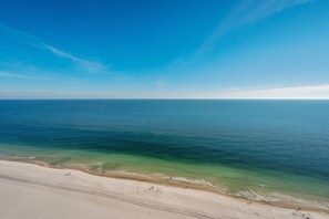 Na praia, espreguiçadeiras, toalhas de praia
