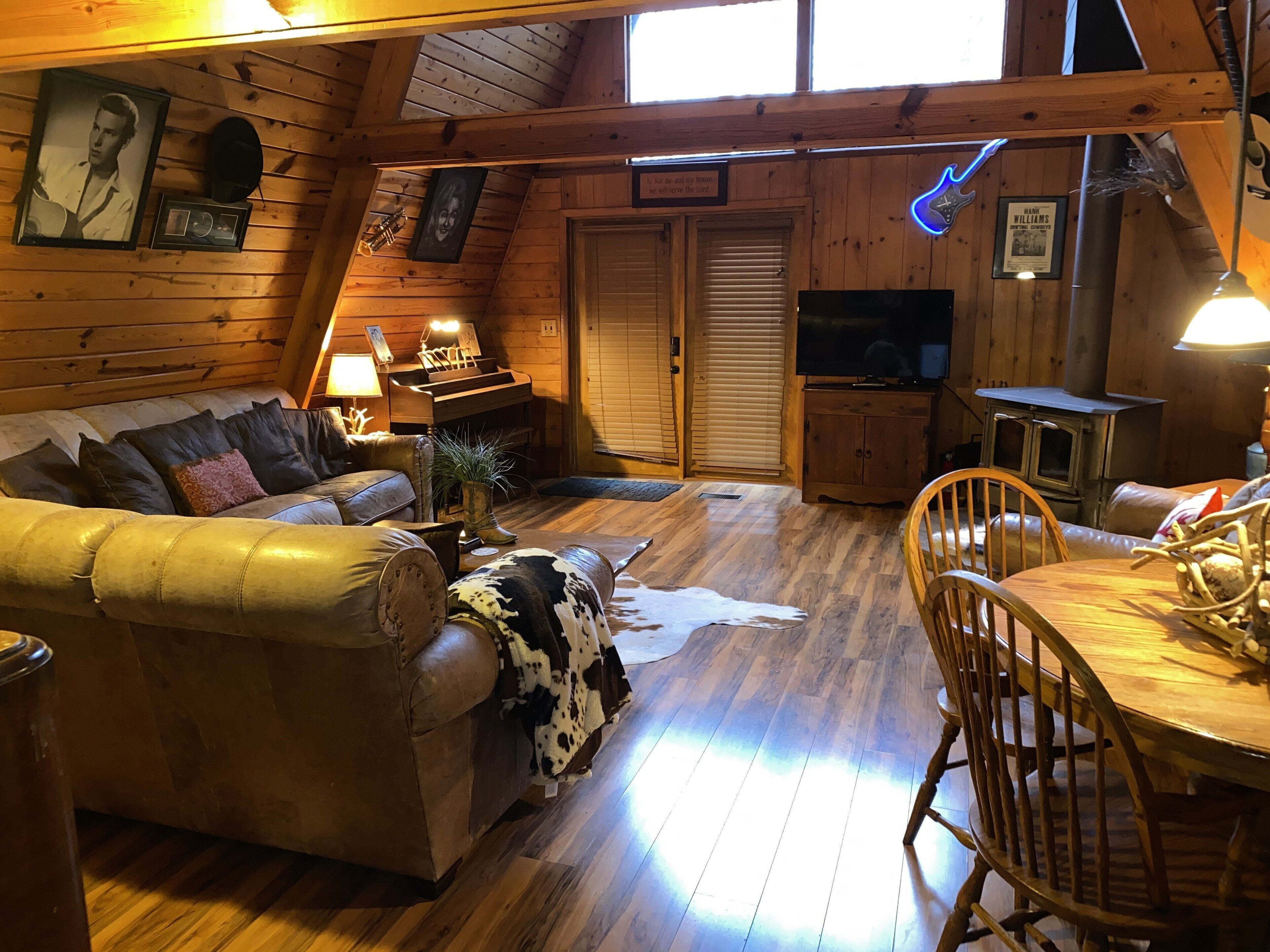 Hank Williams Cabin 2 Bedrooms, 2 Baths, Wi-fi, Must See Chalet, Great location