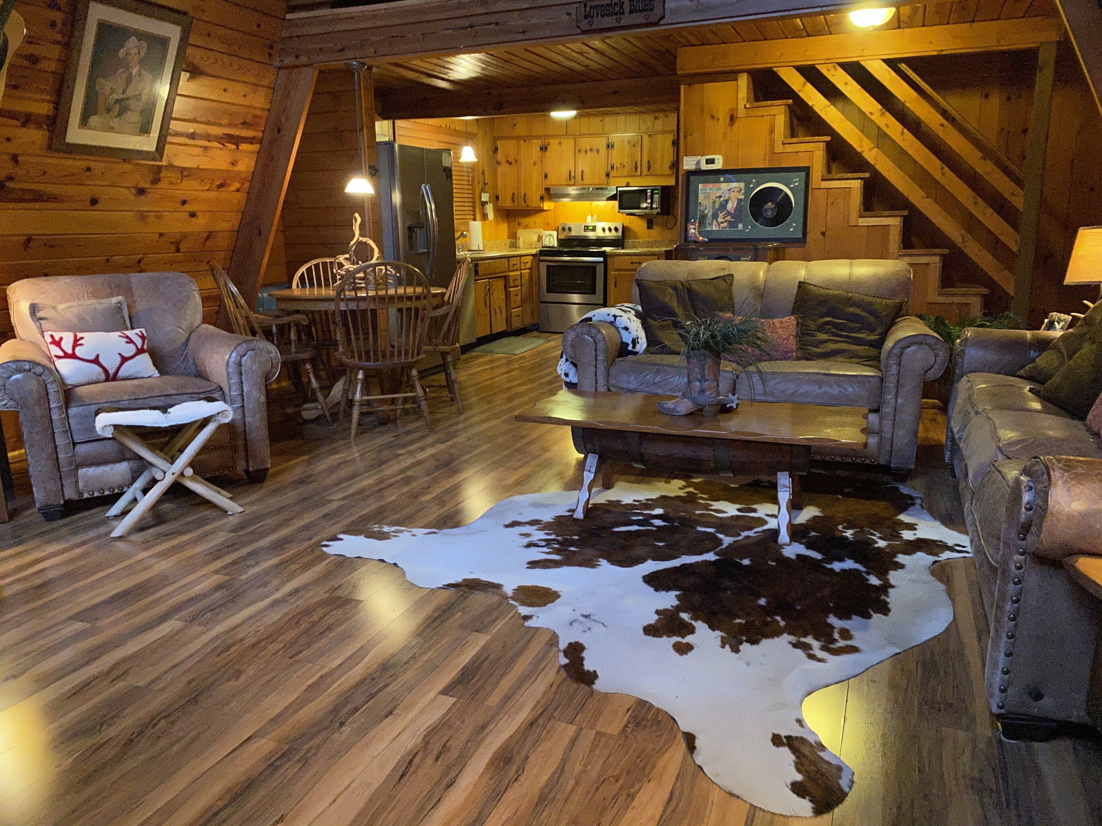 Hank Williams Cabin 2 Bedrooms, 2 Baths, Wi-fi, Must See Chalet, Great location