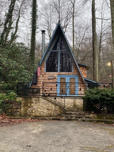 Hank Williams Cabin 2 Schlafzimmer, 2 Bäder, Wi-Fi, Must See Chalet, tolle Lage