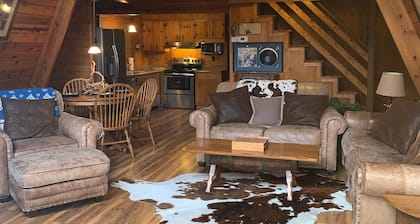 Hank Williams Cabin 2 chambres, 2 bains, Wi-fi, chalet à voir absolument, trÚs bien situé
