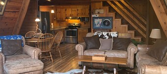 Hank Williams Cabin 2 Bedrooms, 2 Baths, Wi-fi, Must See Chalet, Great location
