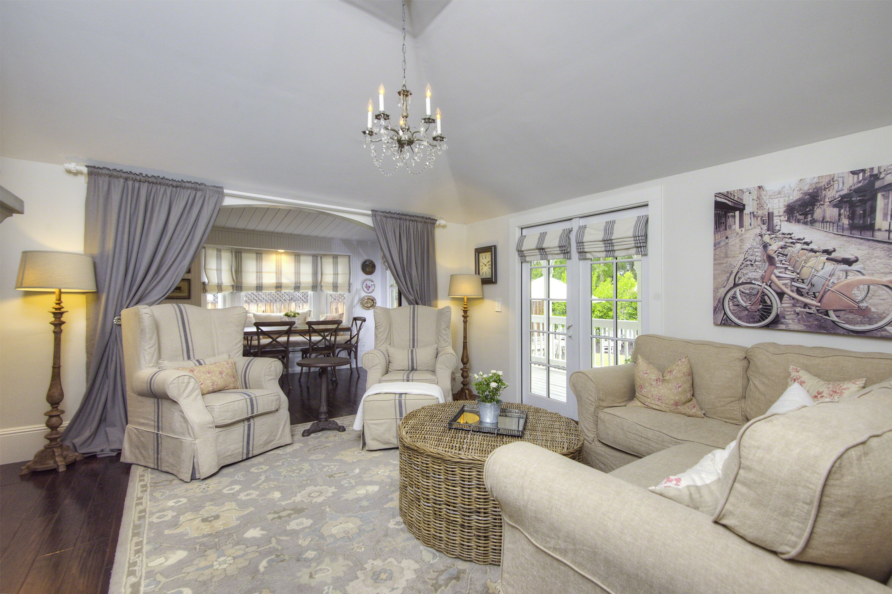 BEAUTIFUL DOWNTOWN SAINT HELENA FARMHOUSE