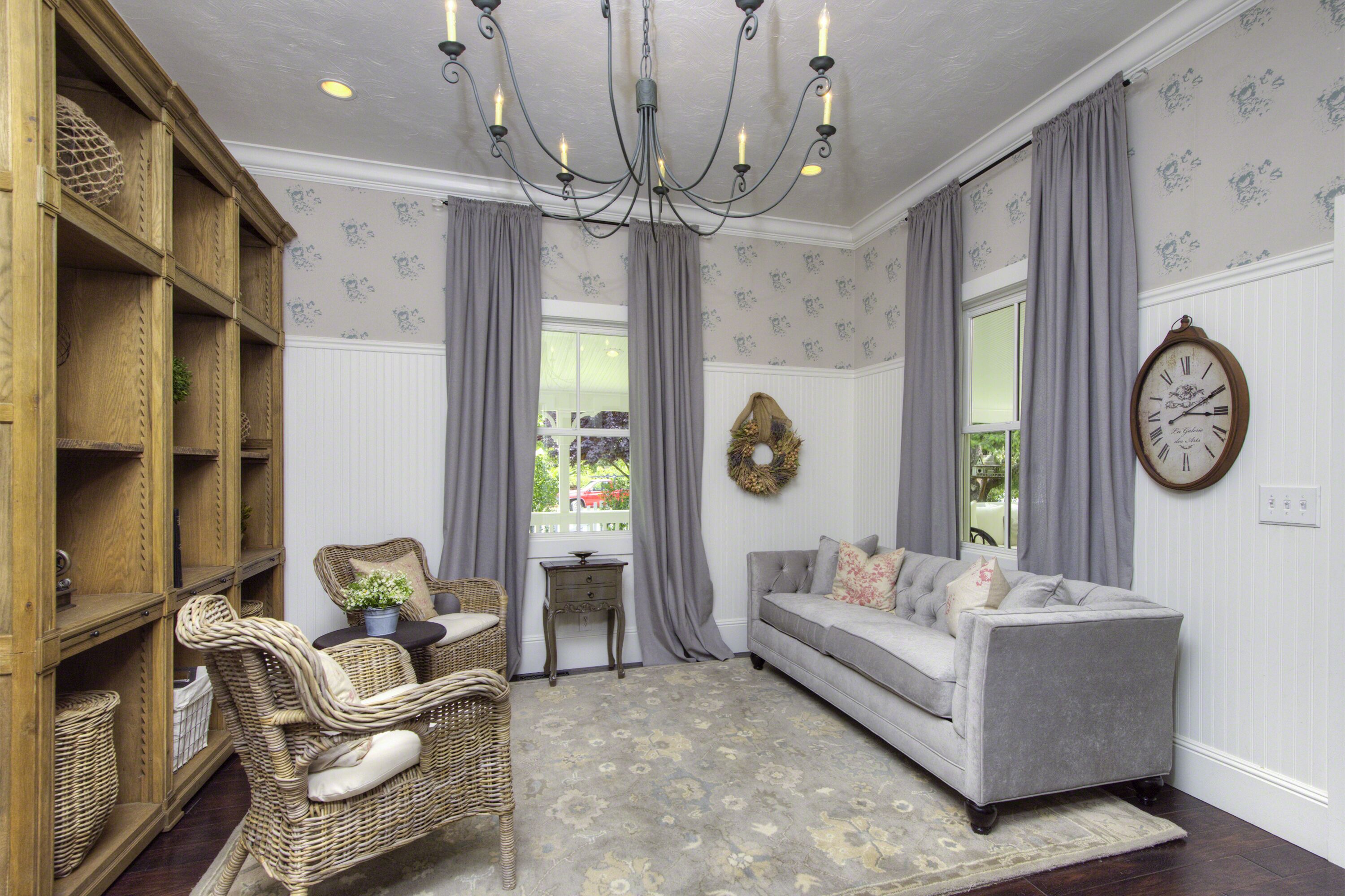 BEAUTIFUL DOWNTOWN SAINT HELENA FARMHOUSE