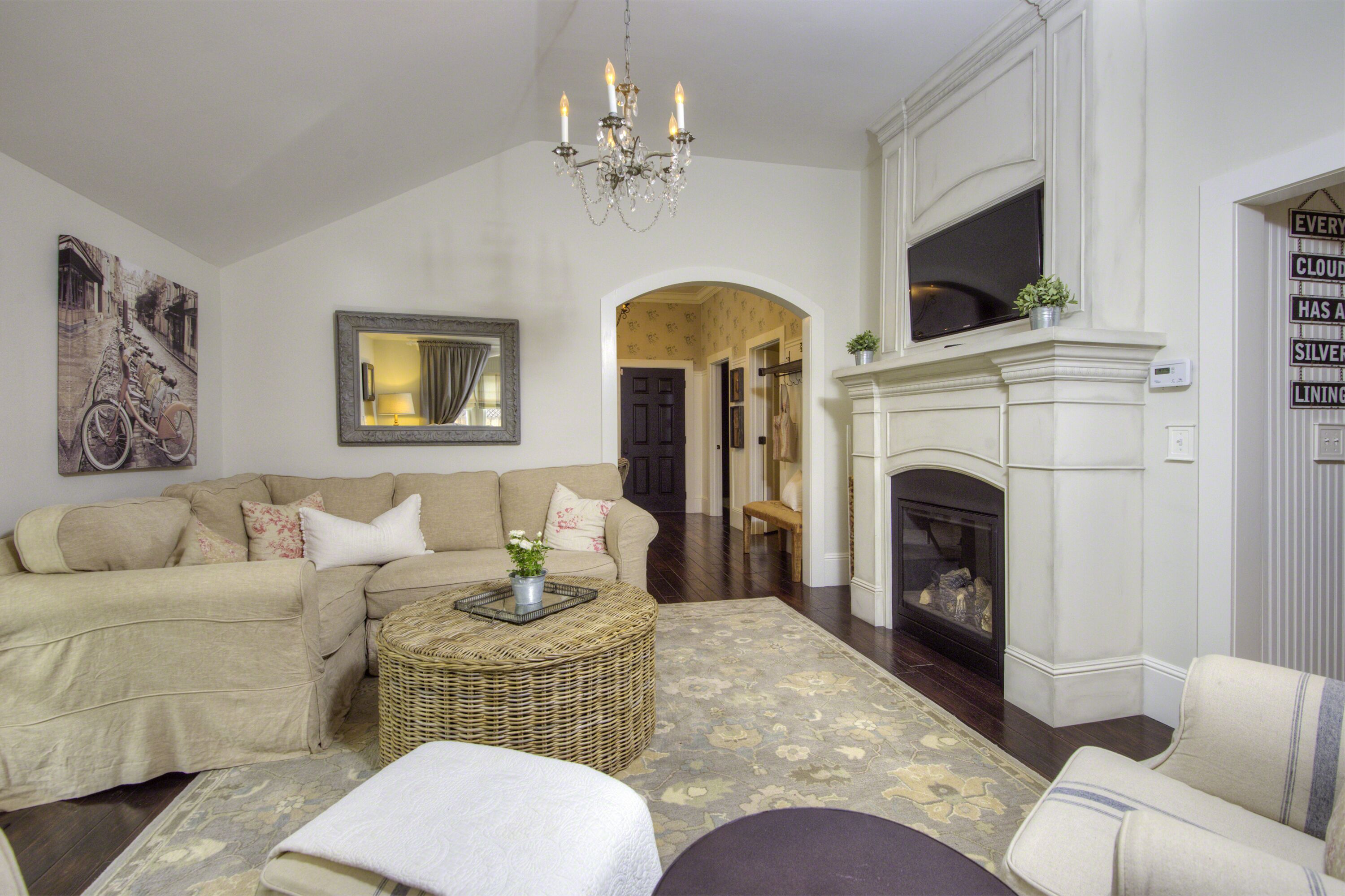 BEAUTIFUL DOWNTOWN SAINT HELENA FARMHOUSE