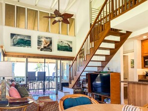 Smart TV, DVD player, livros, biblioteca musical