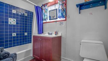 Een haardroger, handdoeken