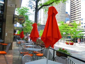 Outdoor dining - Downtown Denver Luxe Condo – Balcony, Mountain Views & Pool (Denver)