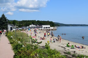 På stranden