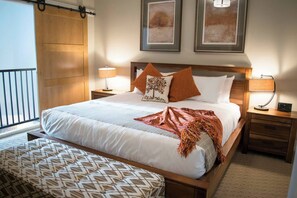 3 bedrooms, desk, iron/ironing board, travel cot