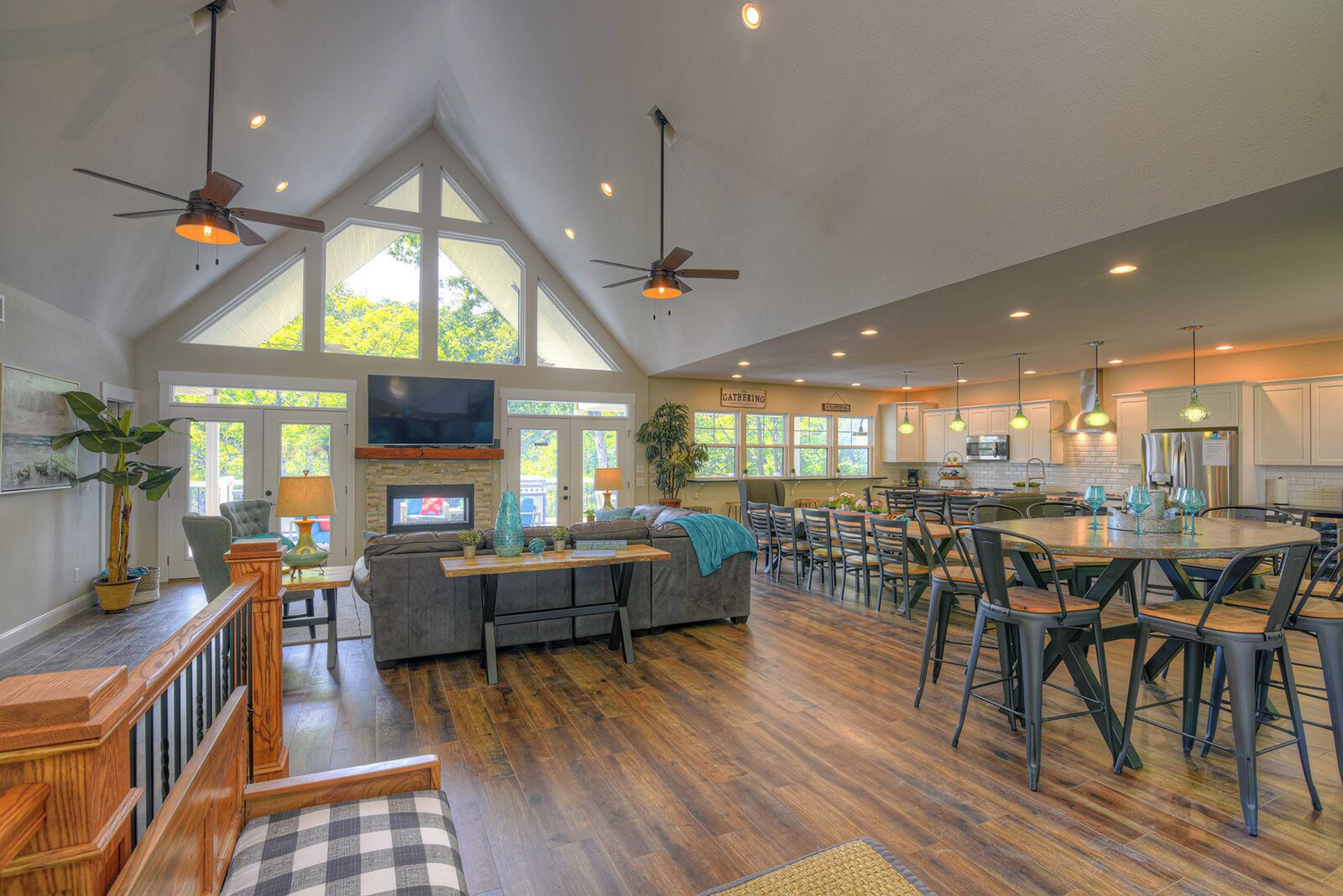 Emerald View Lodge, 10 BR, 12BA, Theater Rm, Sleeps 36