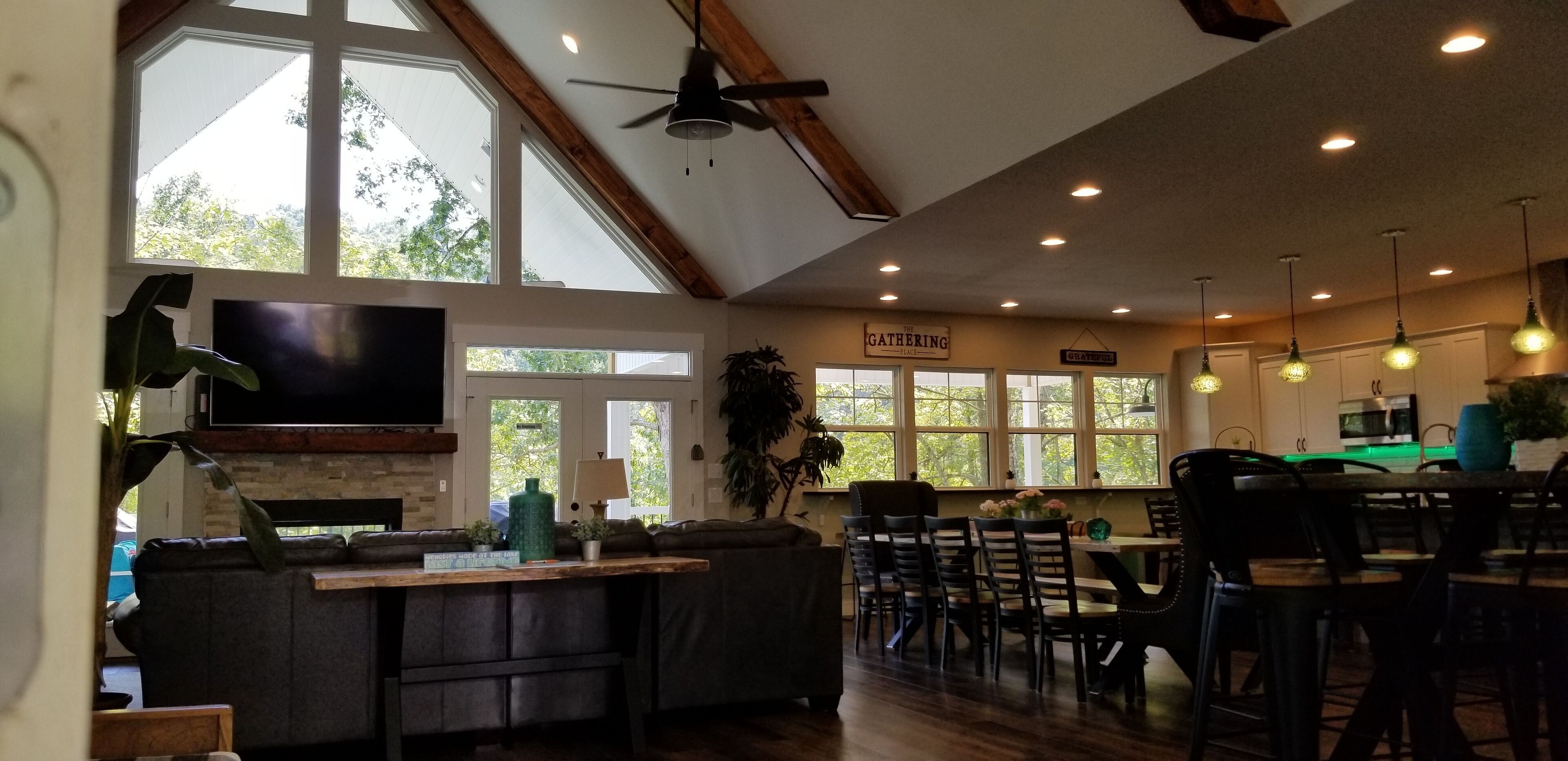 Emerald View Lodge, 10 BR, 12BA, Theater Rm, Sleeps 36