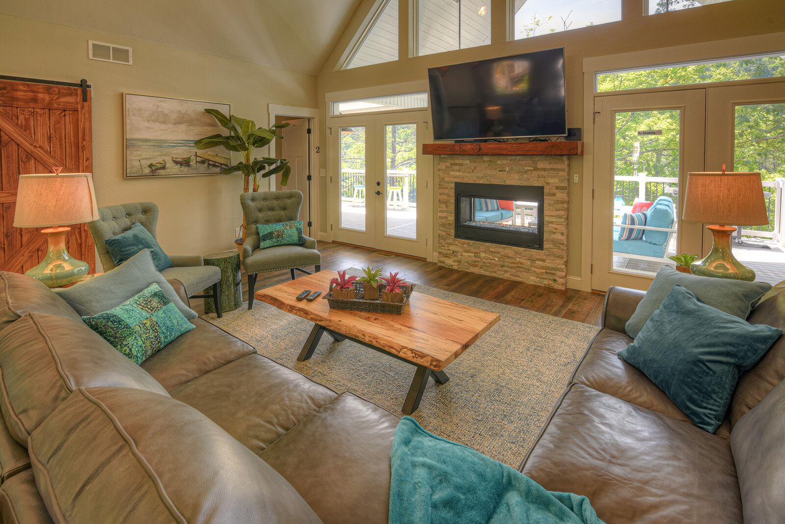 Emerald View Lodge, 10 BR, 12BA, Theater Rm, Sleeps 36