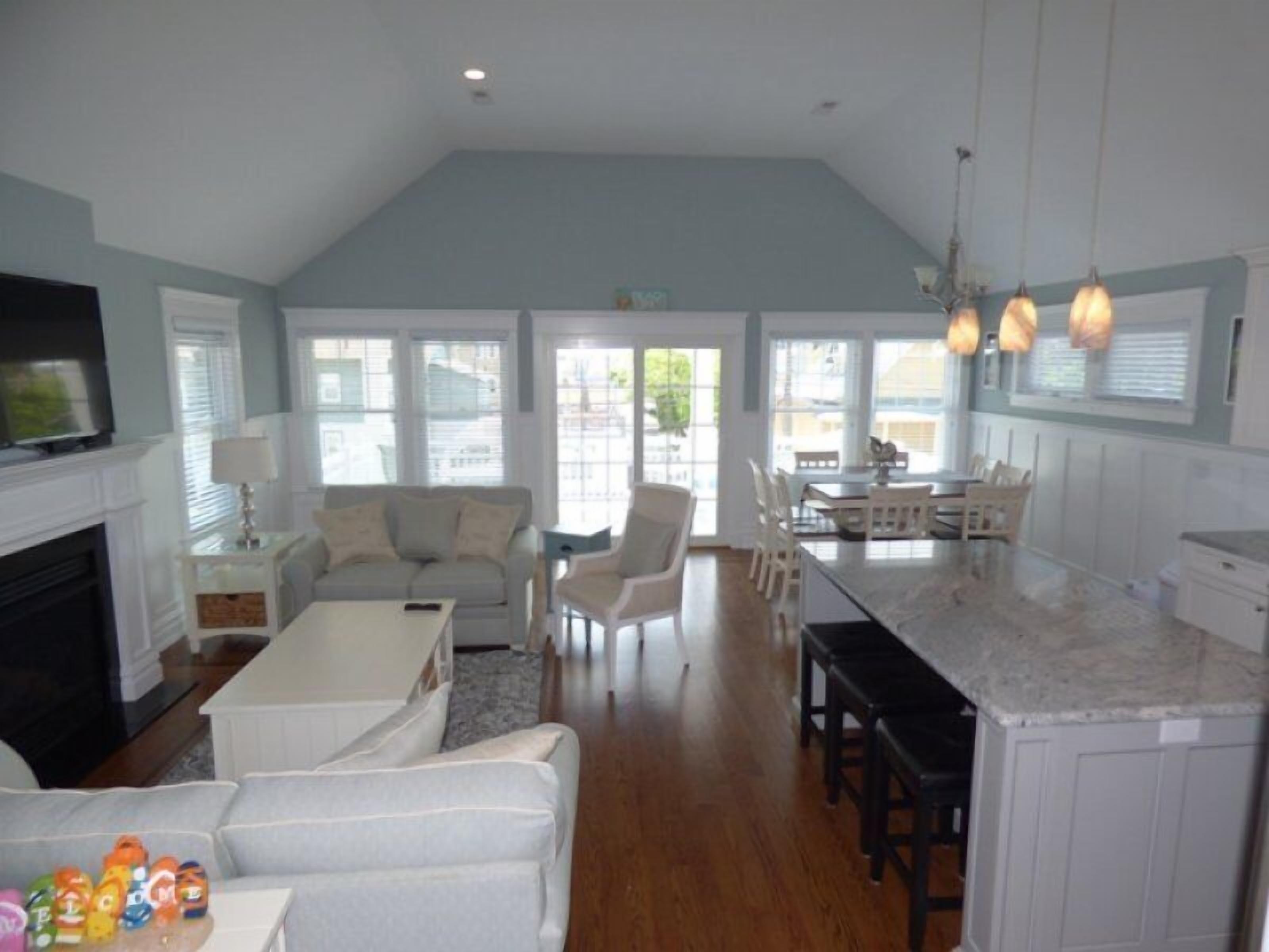 Custom 4 Bedroom 3 Bath 2nd Floor Condo