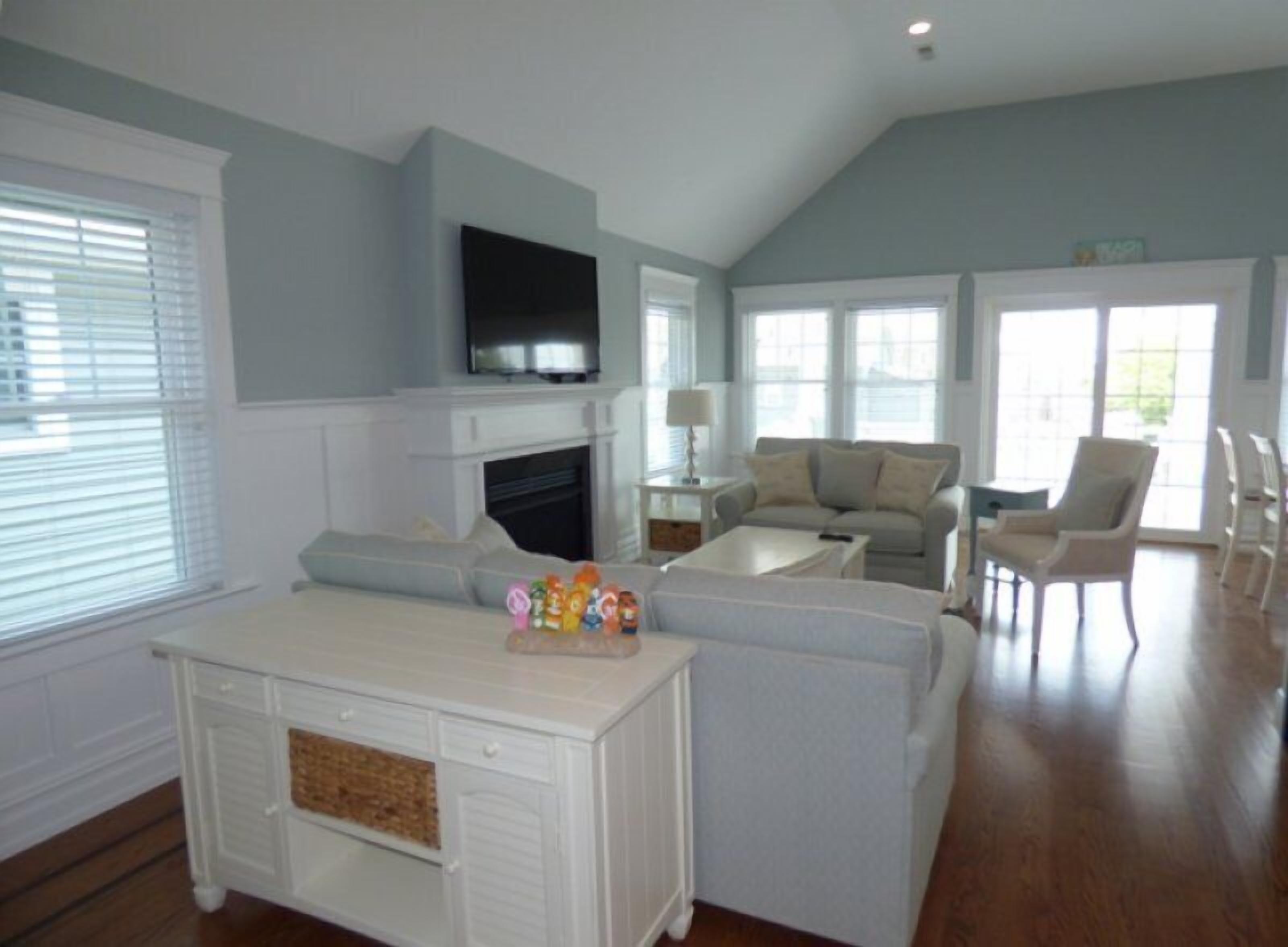 Custom 4 Bedroom 3 Bath 2nd Floor Condo