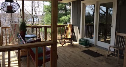 Sweetwater Cottage is a well curated cottage a block away from Hamlin Lake