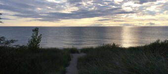 Sweetwater Cottage is a well curated cottage a block away from Hamlin Lake