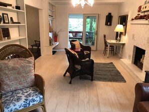 Smart-TV, Kamin, DVD-Player, Bücher