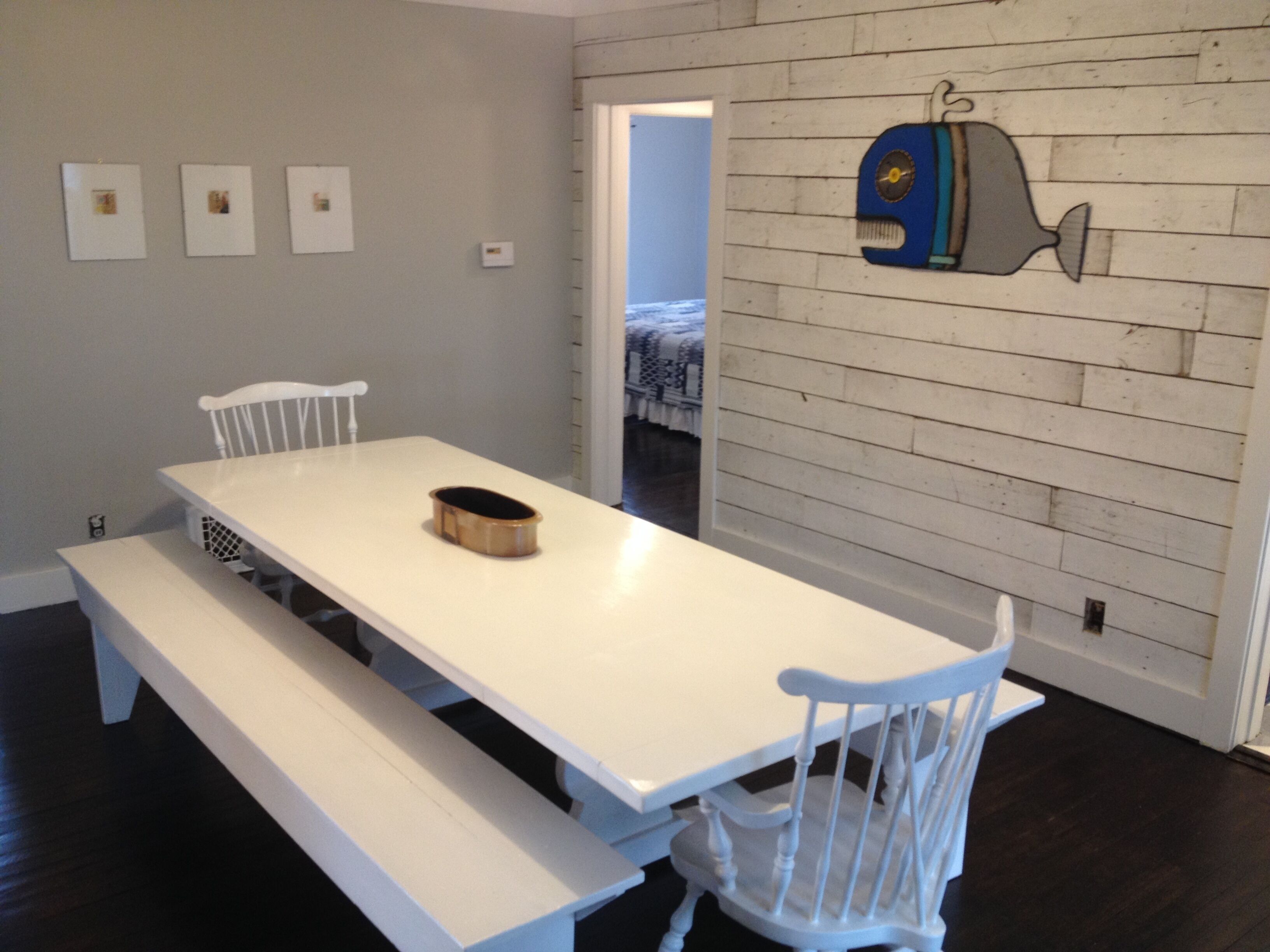 Sweetwater Cottage is a well curated cottage a block away from Hamlin Lake