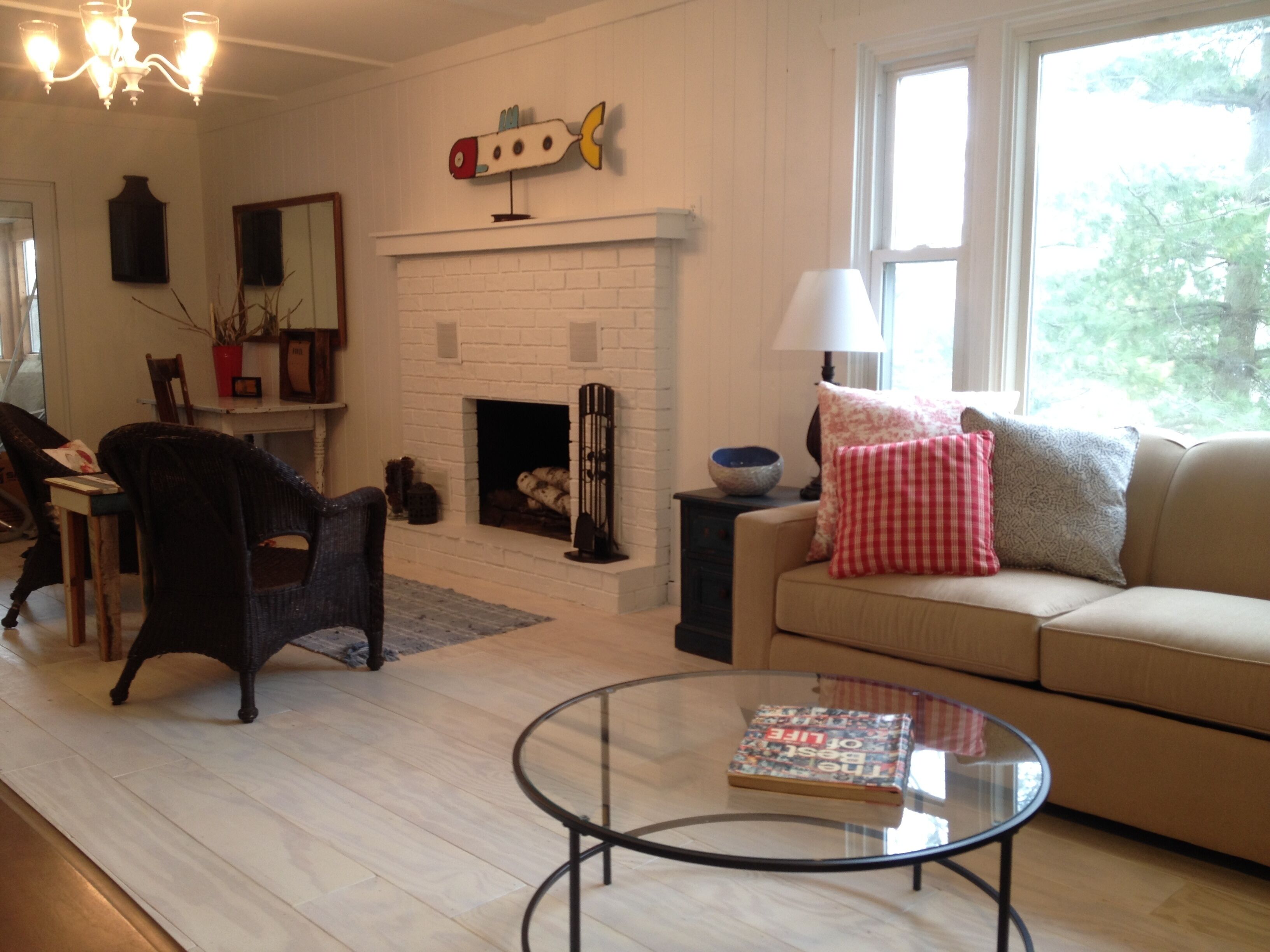 Smart-TV, Kamin, DVD-Player, Bücher