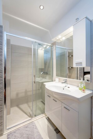 Apartment | Badezimmer | Dusche, kostenlose Toilettenartikel, Haartrockner, Handtücher