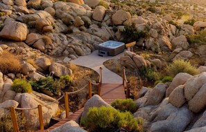 Banyera d'hidromassatge a l'aire lliure