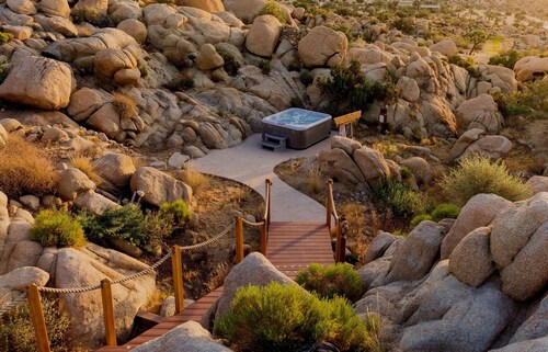 Joshua Tree Getaway. Private Boulder Wonderland. Rustic elegance. Sleeps ten.