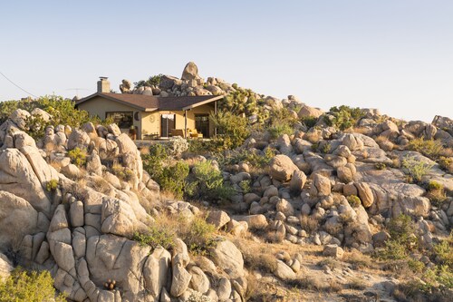 Joshua Tree Getaway. Private Boulder Wonderland. Rustic elegance. Sleeps ten.
