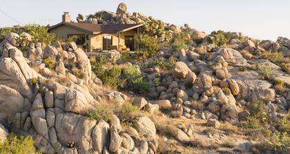 Joshua Tree Getaway. Private Boulder Wonderland. Rustic elegance. Sleeps ten.