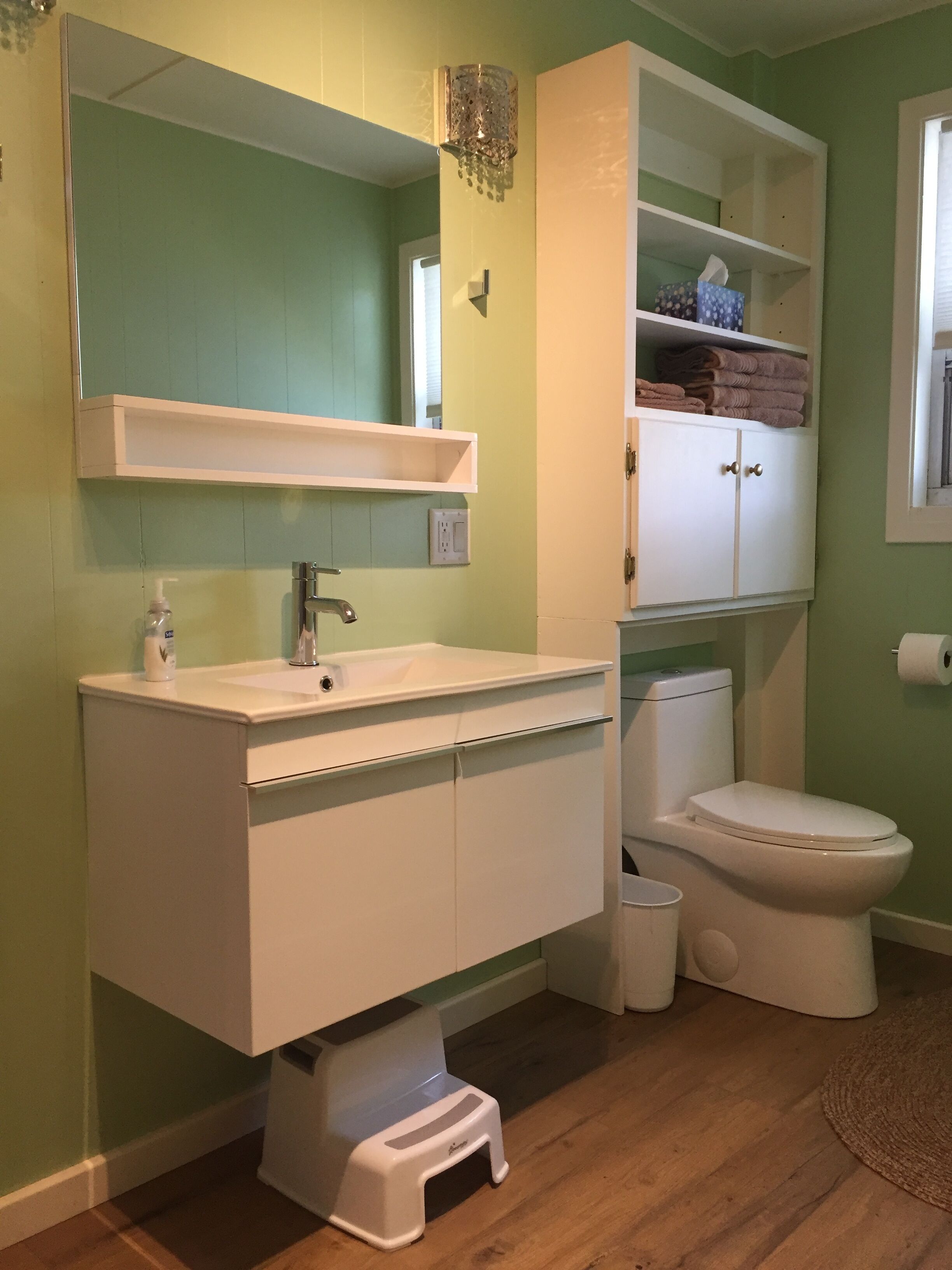 Beautiful Family Summer Cottage on quiet lake with large open area