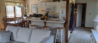 Madaket, Nantucket: 3BR House, early August, Walk To Beach!