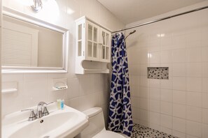 Doccia, asciugacapelli, asciugamani, shampoo