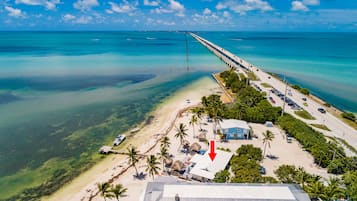 Sulla spiaggia, lettini da mare, teli da spiaggia