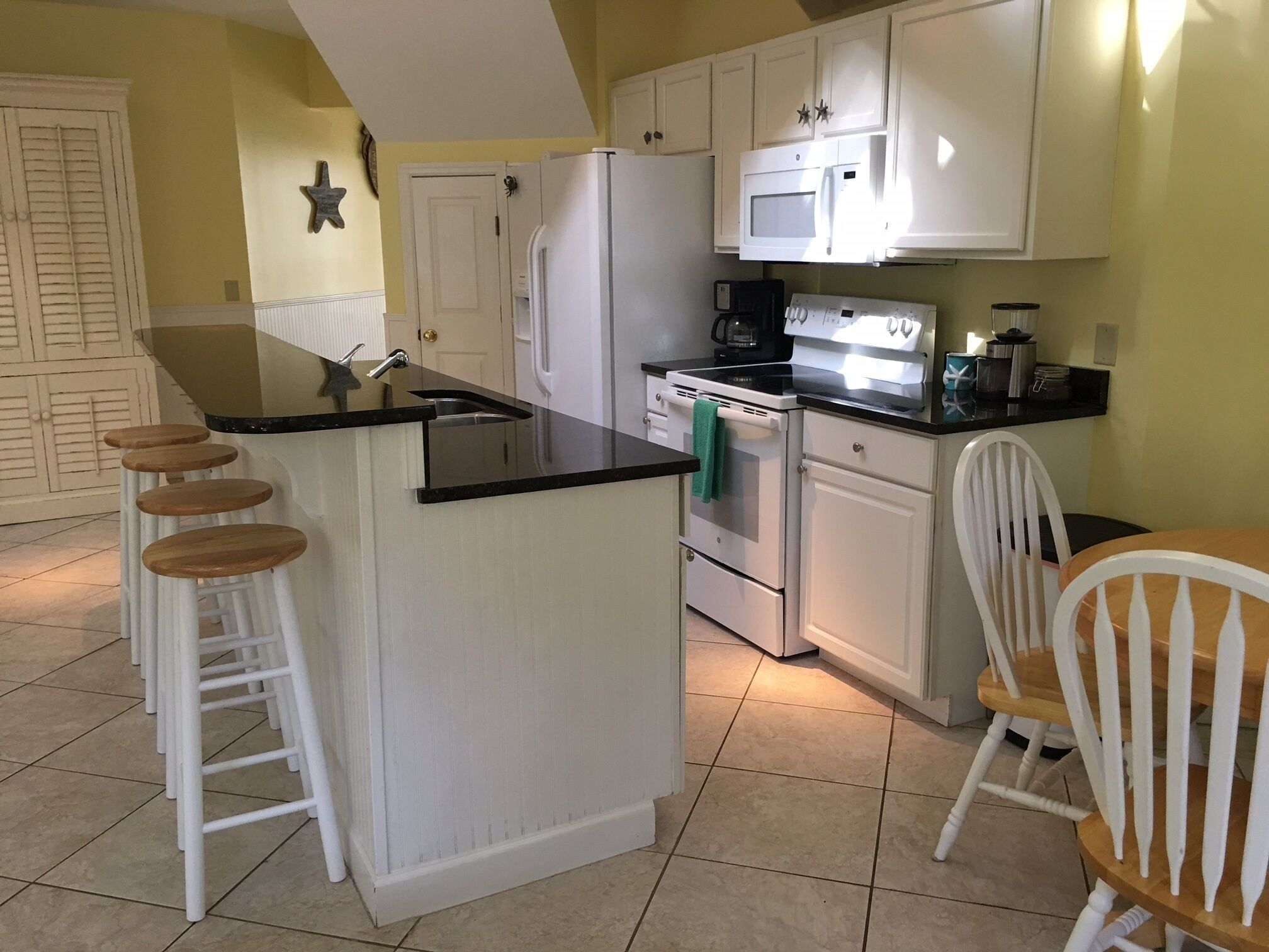 Quiet location / happy beach vibes! Golf cart included ⛱🌞🐬