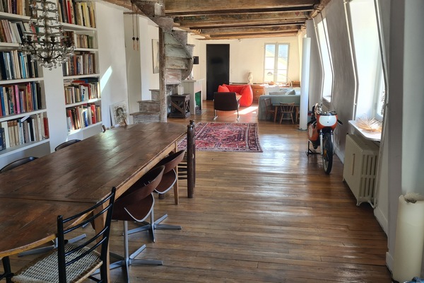 Leaving room. 1000sq ft. 7 windows